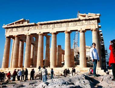 Φούλ στους τουρίστες η Ελλάδα αλλα τα έσοδα μειώνονται